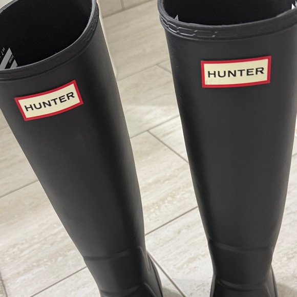 Hunter Shoes - Hunter Black Tall Logo Rain Boots..ladies size 9
Rubber boots .. new
